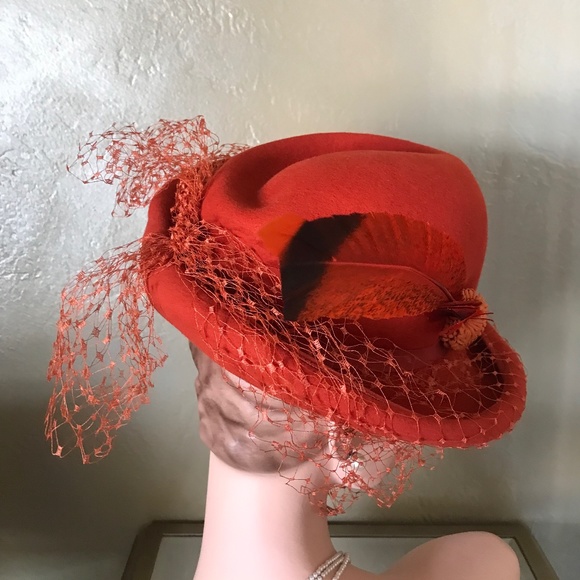 GLAMOROUS VINTAGE ORANGE FELT FEDORA WITH MATCHING FEATHER & INTACT VEIL - Picture 4 of 13